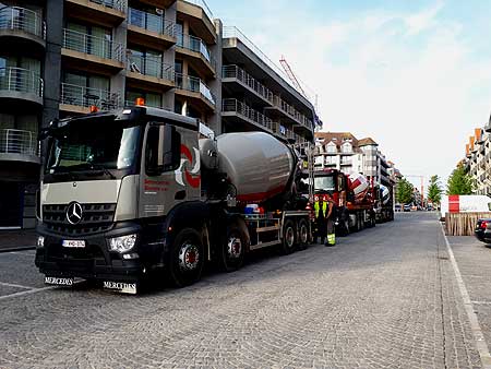 rij betonmolens in de rij in de lembardsijde straat